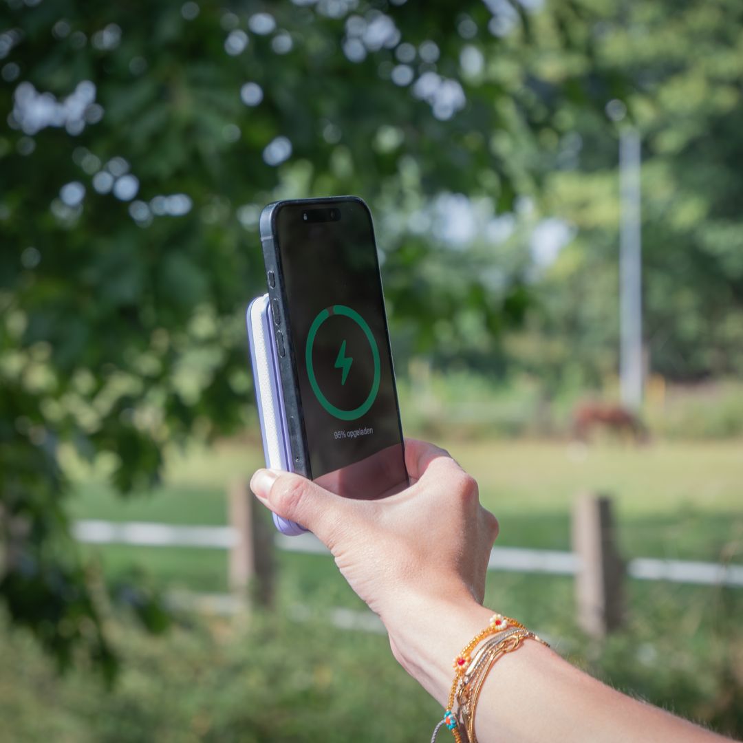 MOJOGEAR NovaMag All-in-1 Powerbank 10.000 mAh – Draadloos Qi2 & ingebouwde kabels – Paars - Powerbanks