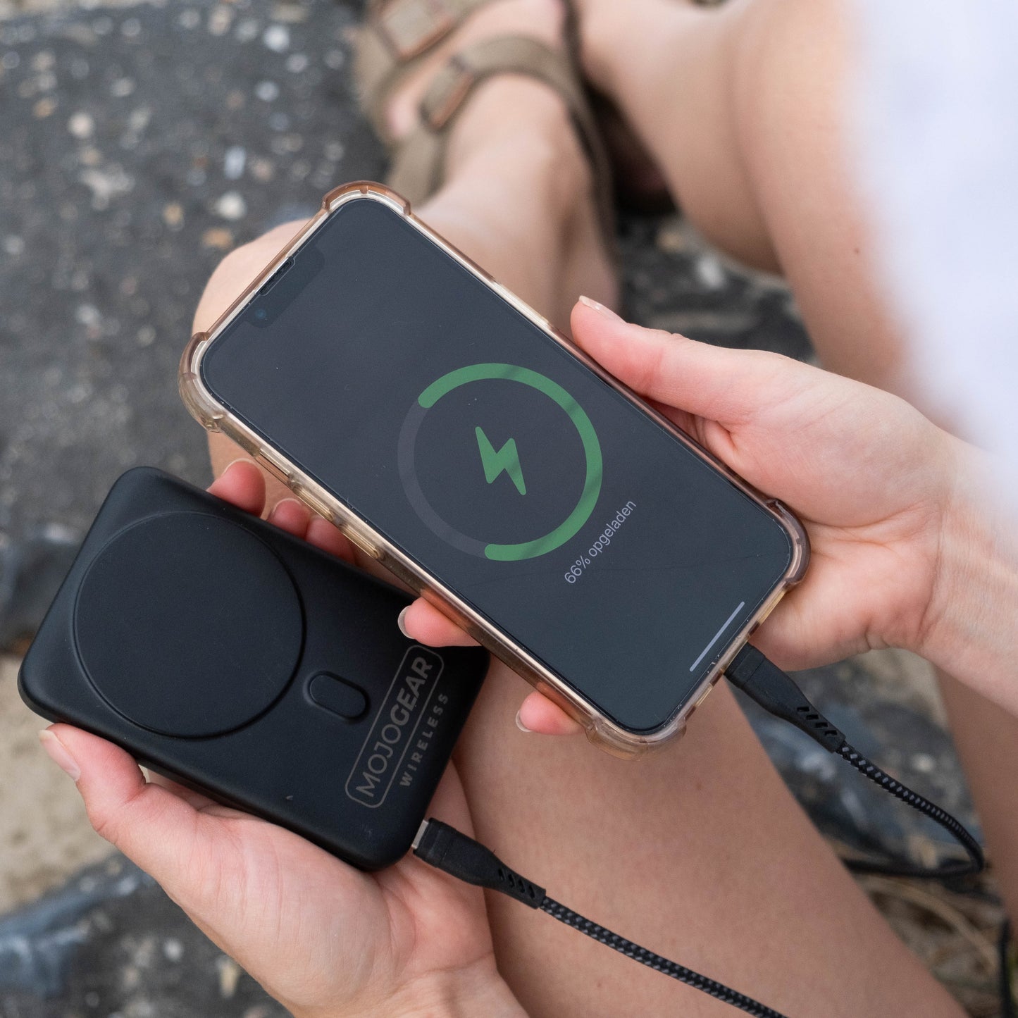 MOJOGEAR Wireless MagSafe powerbank 10.000 mAh - Magnetisch en Draadloos voor Android en iPhone - Met standaard - Wit - Powerbanks