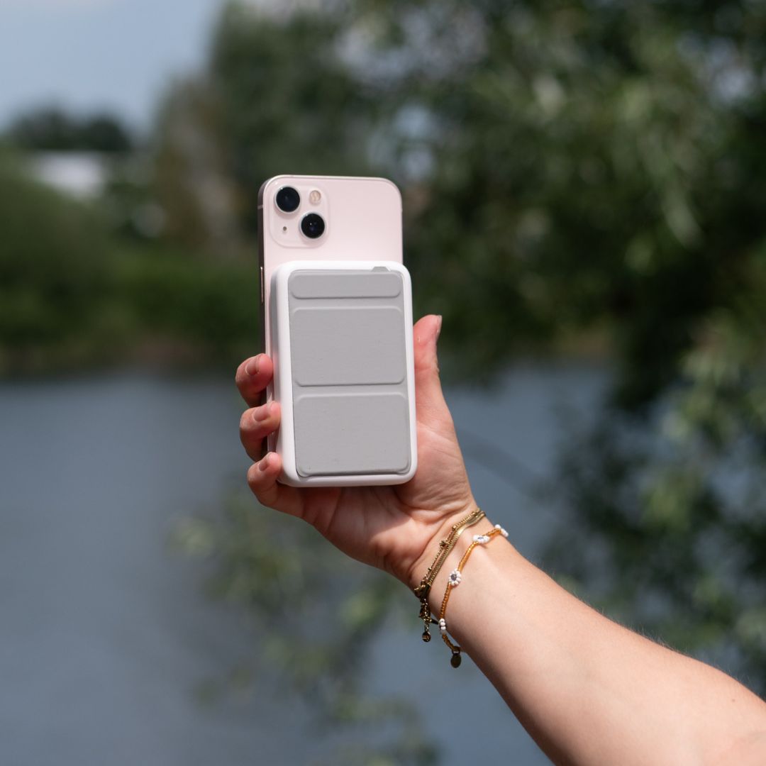 MOJOGEAR Wireless MagSafe powerbank 10.000 mAh - Magnetisch en Draadloos voor Android en iPhone - Met standaard - Wit - Powerbanks